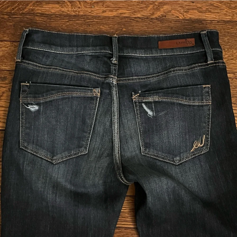 Express Mid Rise Legging Jeans, Distressed Dark Wash - Size 4 Short - Picture 6 of 8